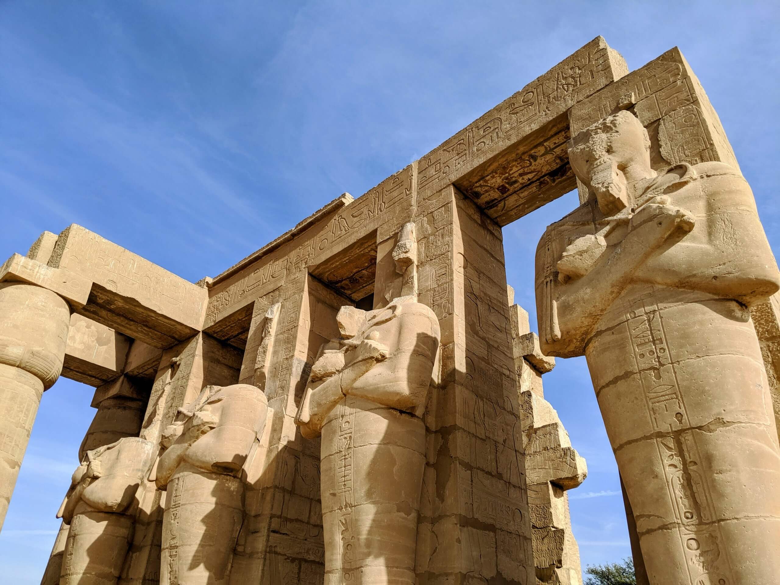 statues-ramesseum-luxor-egypt